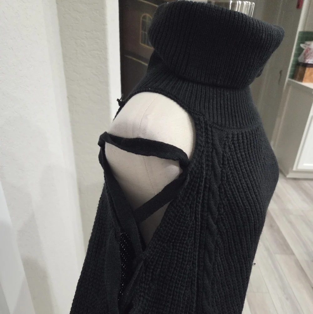 HYFVE WOMEN'S BLACK CUTOUT CROPPED TURTLENECK SIZE LARGE NWT
